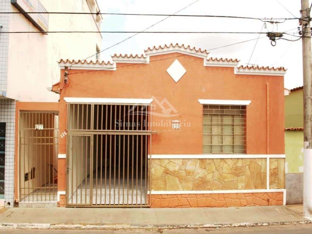 Casa para Venda, em Patos de Minas, bairro Centro, 4 dormitórios, 2 banheiros, 1 vaga