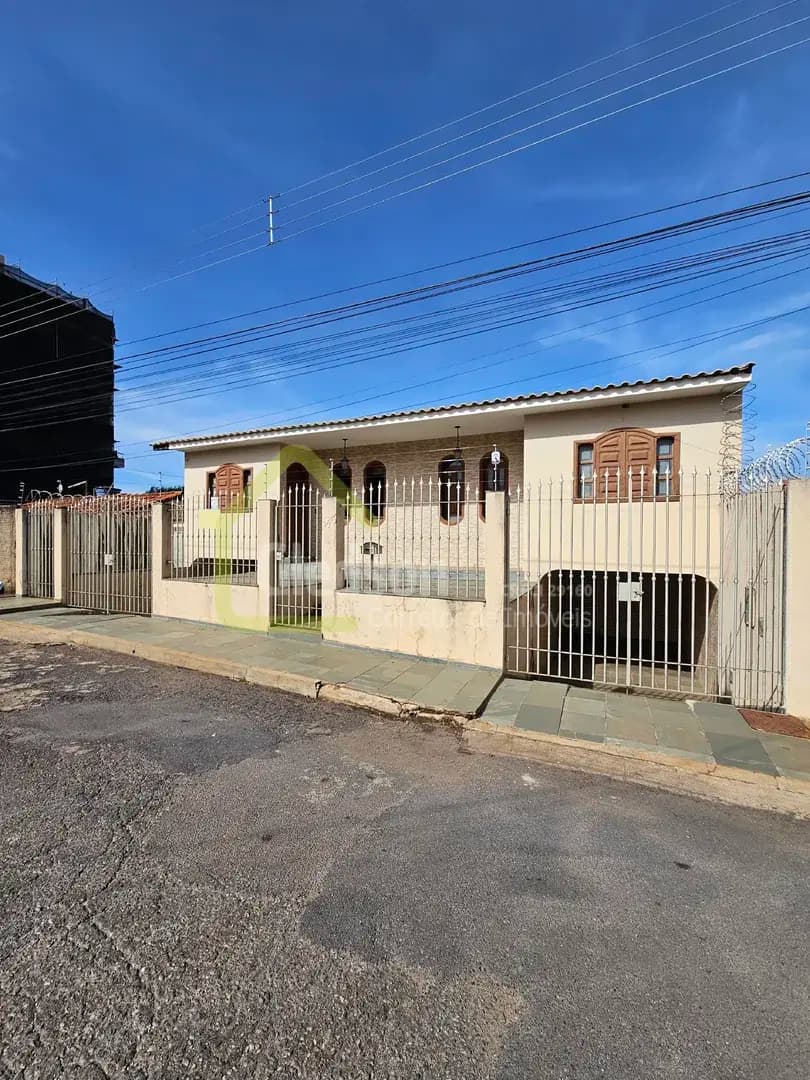 Casa 4 Quartos (1 Suíte) para Aluguel Residencial – Bairro Jardim América, Patos de Minas | 300 m² – R$ 3.000,00