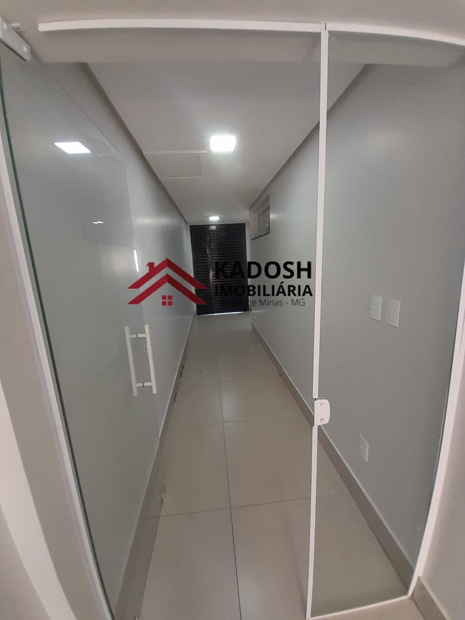 Aluga-se salas para fins comerciais!!